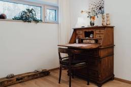 Antiker Schreibtisch mit Mohnblumen für Therapienotizen